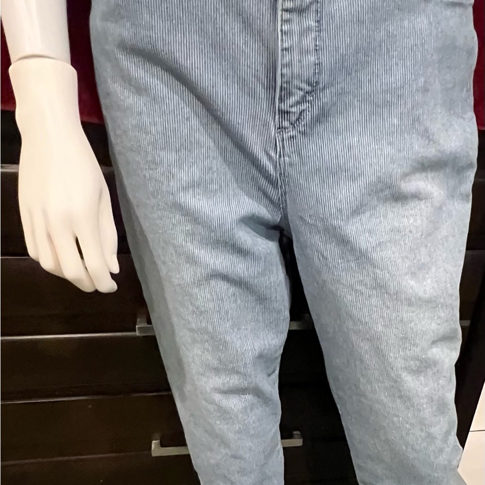 Gloria Vanderbilt Cropped Light Blue Jeans. Size 12